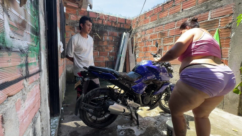 Lexly_16: Mi Vecino Me Ayuda a Lavar Y Despues Me Folla...