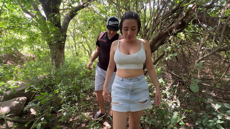 ManuelaAlvarez: Kami Fikir Kami Bersendirian Di Hutan Dengan Kakak Tiri Seksi...