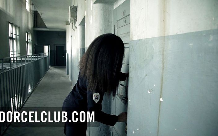 Dorcel Club: De sexy gevangenisregisseur neemt een gevangene mee om haar fantasieën...