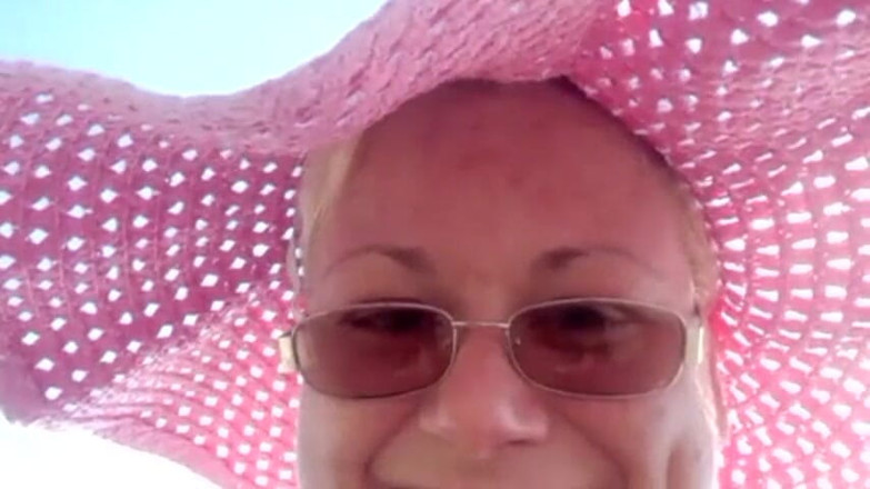 Putarankahotmilf: Webcam play, get naked and pee on the beach