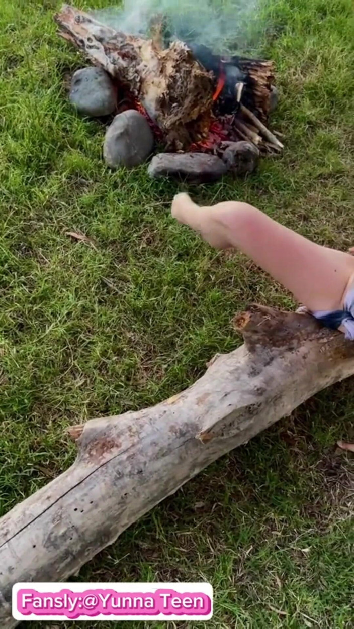 Yunna Teen: Ik loop zonder slipje in de natuur. En ik ruk...
