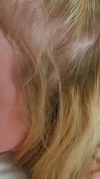 La vampish bionda baby Kxtten spompina e mangia la sborra di Toby Dick!