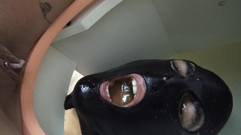 Femdom Austria: Audiție cu sclavi! Testul 3 - Regină și Duș auriu, partea 1