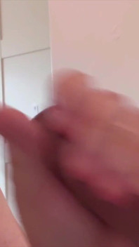 Un beau-père marié désespéré éjacule rapidement et fort dans la bouche au gloryhole