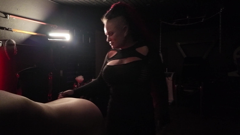 Domina Dark: Ela se submete à Electro