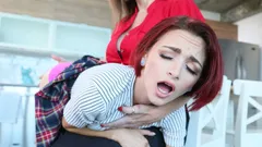 Roztomilá zrzavá teenagerka dominuje sexy lesbička