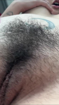 Behaarte, verschwitzte Riesin sitzt auf deinem gesicht