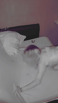 Une femme infidèle se fait inséminer par son jeune voisin tard dans la nuit