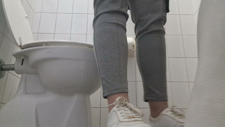 Nicoletta Embassi: Tensione in Bagno: Privacy Dietro La Porta Chiusa