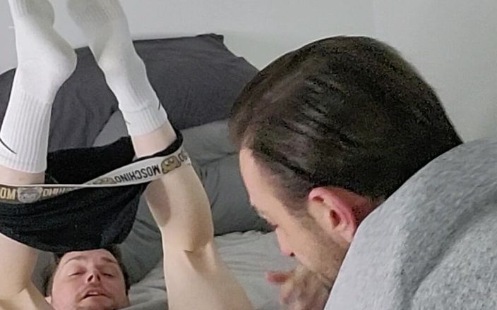 Twotwinkhusbands: Il ragazzo inglese si fa succhiare il culo in video...