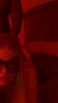 Oyun parçaları kırmızı ışık altında sikişiyor