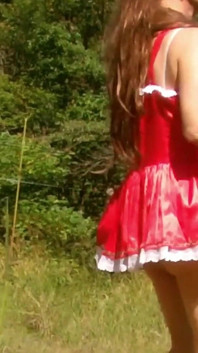 Pai-chan dengan gaun merah