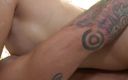 Hard raw sex: Gorda asiática gata fodendo seu amante tatuado