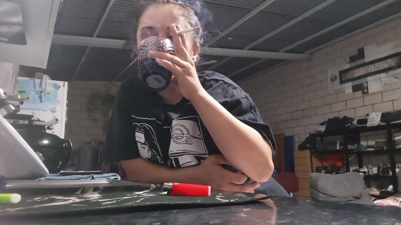 fartingclub01: Seksowny PAWG palenie papierosa