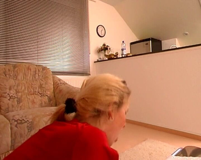 Deutsche Madchen: 狂野的德国金发女郎在她的丈夫工作时被摧毁