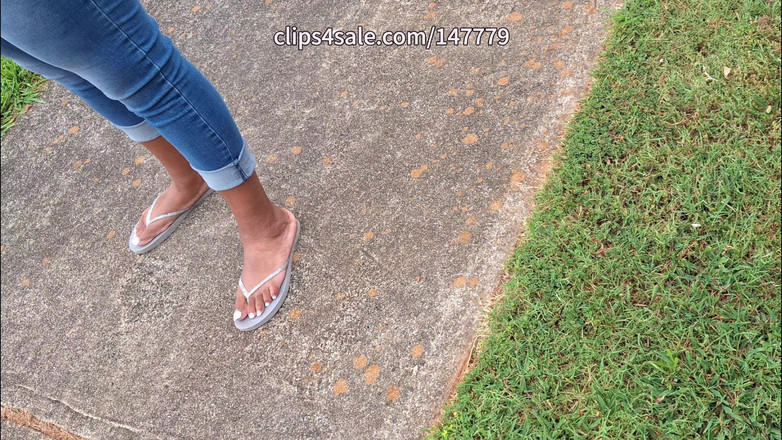 Foot Patrol: Capucha ébano grandota con jugosos dedos de los pies