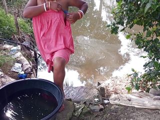 Puja Amateur: 农村德西 bhabi 在户外洗澡