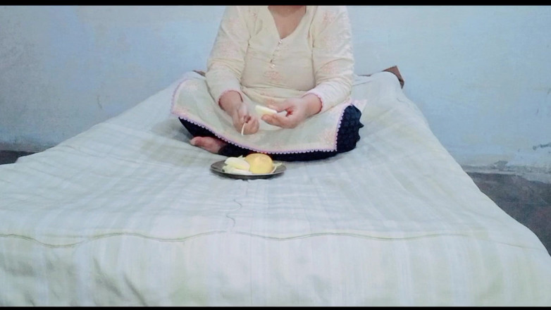 Silent boy: Cortando a fruta e comendo a fruta minha tia, Khati...