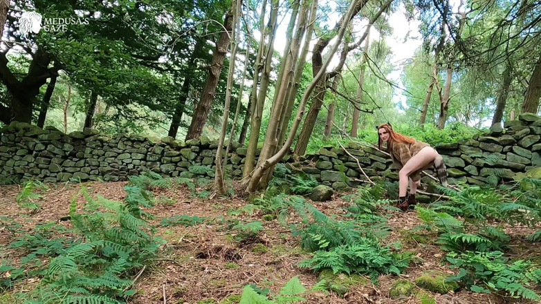 Lily kink: Bts - Safada Foxy MILF Encontra Brinquedos Sexuais Na Floresta