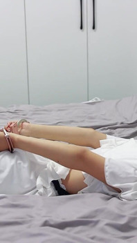 ประสบการณ์ครั้งแรกของนักมาใหม่: เท้าเปล่า, กุญแจมือและจุดไคลแม็กซ์สั่น