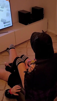 Sissy in gabbia presa in giro in una scatola per seduta sulla faccia - la padrona usa il suo schiavo come sedile mentre gioca