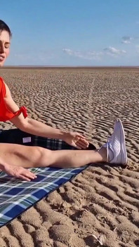 Exhibicionista desnuda en la playa