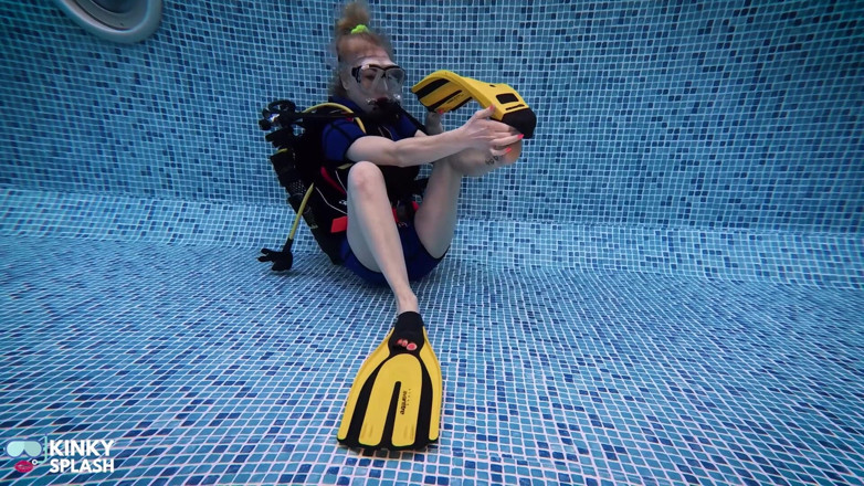 UKCuteGirl Lucy Lauren: Masturbare cu picioarele subacvatice scuba