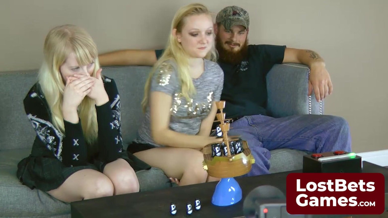 Lost Bets Games: Uma Batalha das Loiras como Anneliese e Krystal se enfrentam