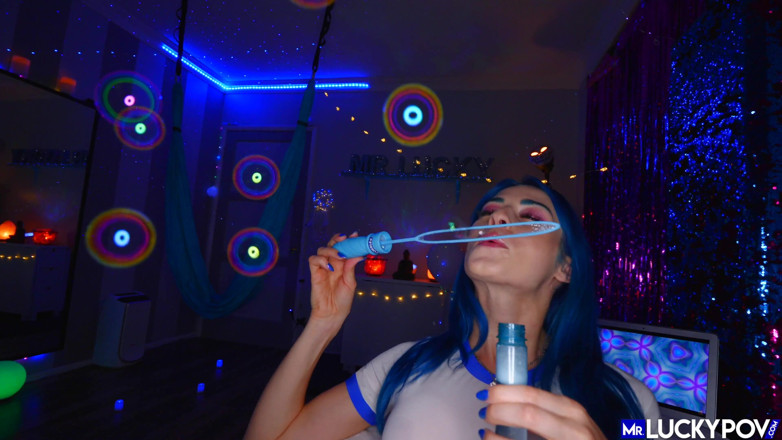 Mr.Lucky POV: Frumoasa bubbly Jewelz Blu sare pe pulă
