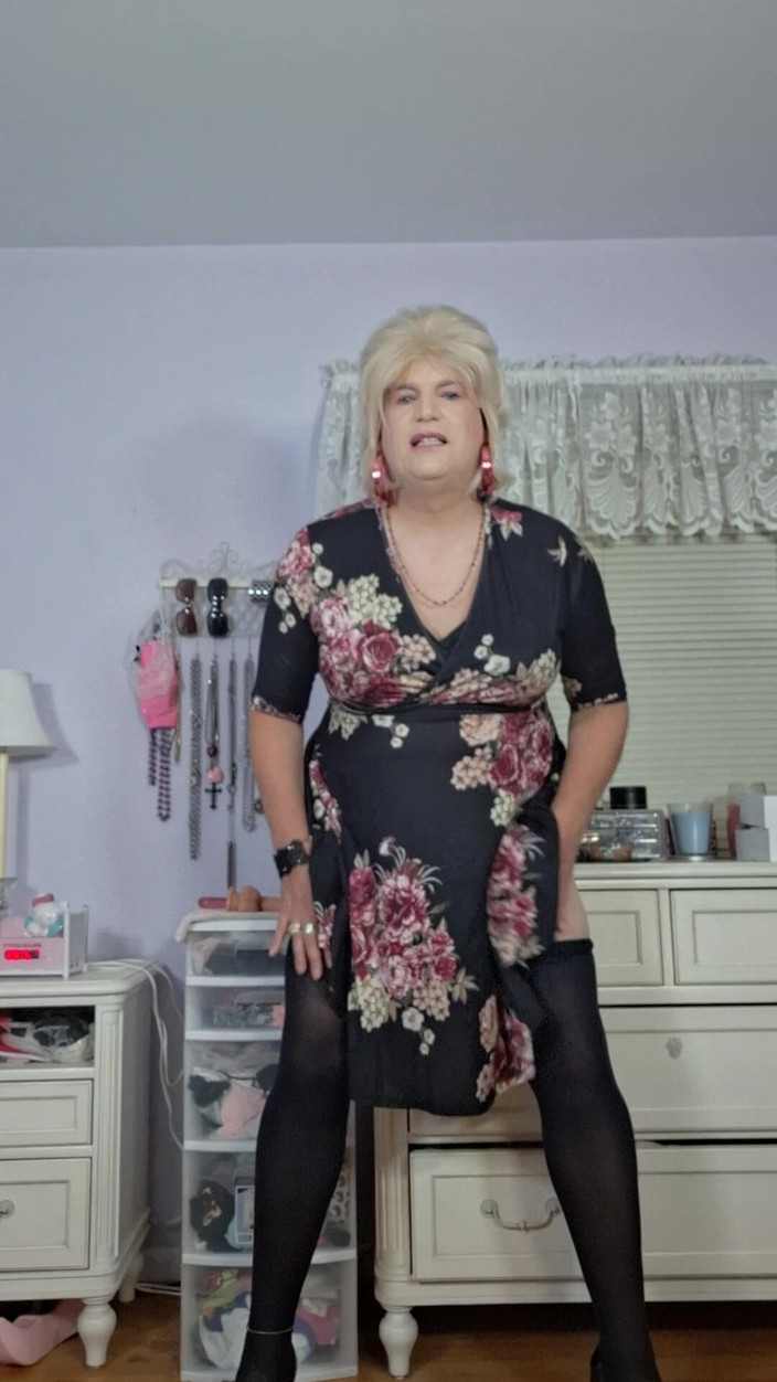 Victoria Lecherri: Stoking hitam dan celana dalam nenek kulit hitam