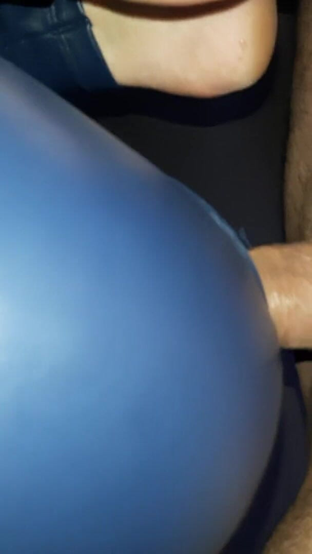 Shiny leather assfuck: Lesklý zadek ošukaný v modrých latexových kalhotách