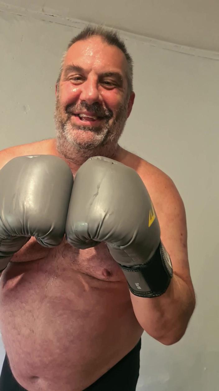Punchbagplz: Em primeiro plano - beatdown silver padrasto boxer - você pensou que...