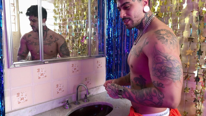 Quente club: Блондинка з ванної кімнати виконала бажання накачаних на вечірці на честь Хеллоуїна