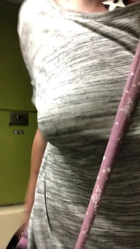 Kokmuş sidik seyahatleri sırasında ateşli seksi orta yaşlı seksi kadını şaşırtıyor