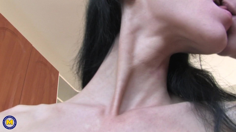 Mature NL: 함께 즐기는 발정난 노인과 젊은 레즈