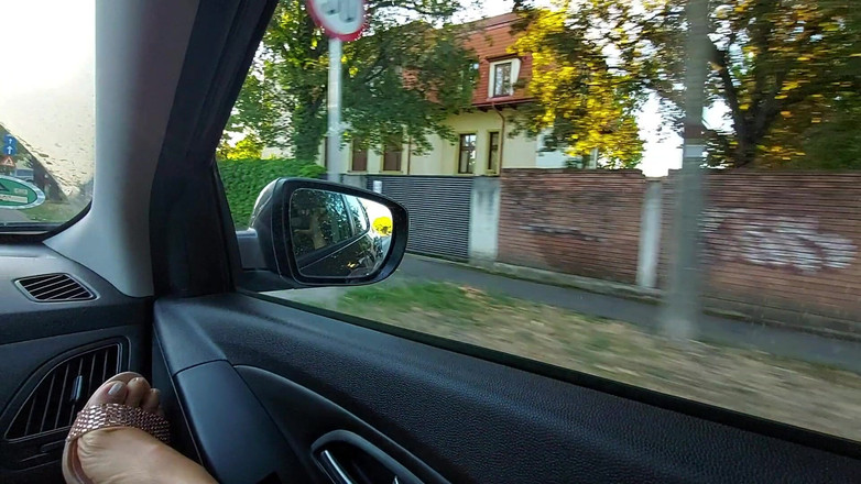 Step Mommy: Geile reife stiefmutter in high heels neckt Taxifahrerin im auto...