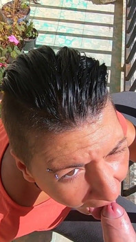 Blowjob und schlucken im sonnenschein auf dem balkon