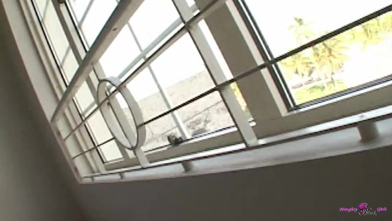 Naughty Black Girls: Mereka bertemu musim panas pirang lima menit yang lalu tapi...