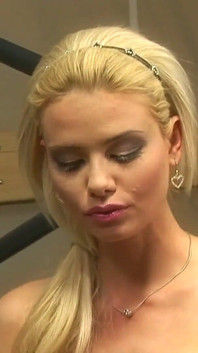 Alle sahen mich an und ich fickte meine muschi mit einem spielzeug im fitnessstudio