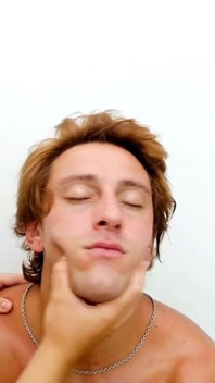 Domina leckt ihr gesicht