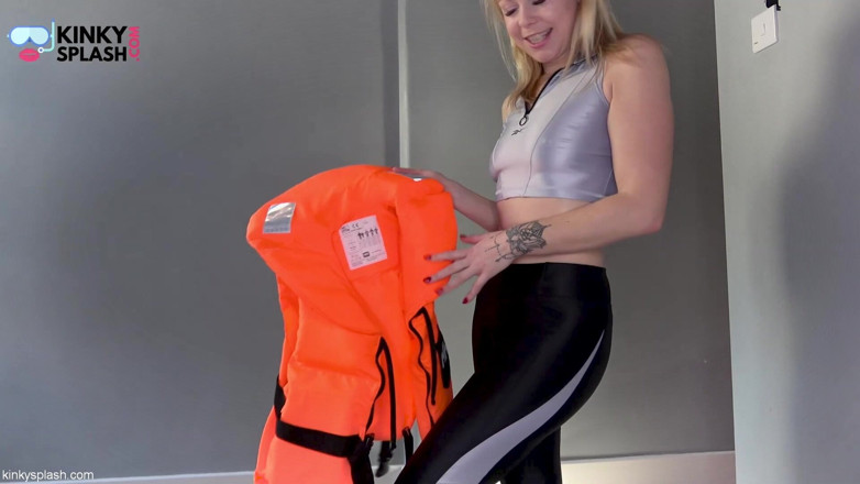 UKCuteGirl Lucy Lauren: ASMRライフジャケットフェティッシュの告白、光沢のあるレギンス姿