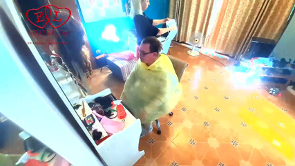 Strange stepfamily: Şaka! Berber kadın çıplak berber dükkanında soyunuyor. Müşteri şaşırıyor bölüm 3