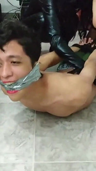 Pojďme si zahrát hru bondage s perverzními bondage hračkami naší macechy!