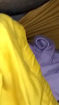 In der gelben Farbe ist das blaue höschen, das kleid