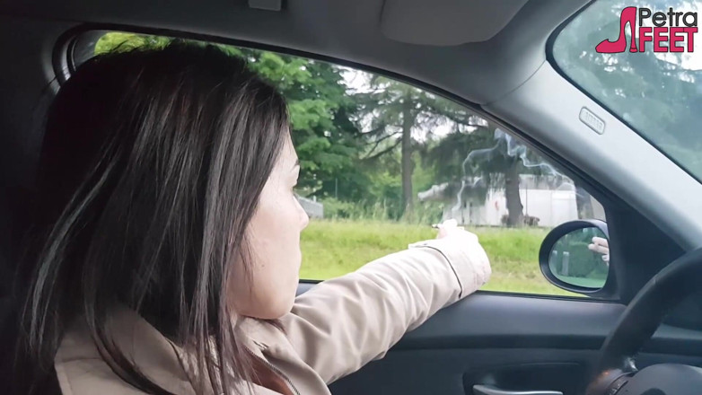 Smokin Fetish: Petra liebt es, ciggaretes in ihrem auto zu rauchen