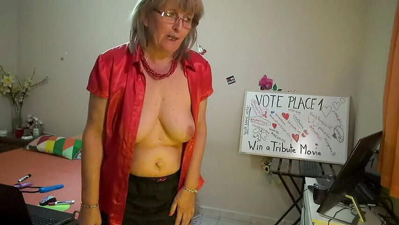 Abby Roberts: 投票类模拟 6 种语言