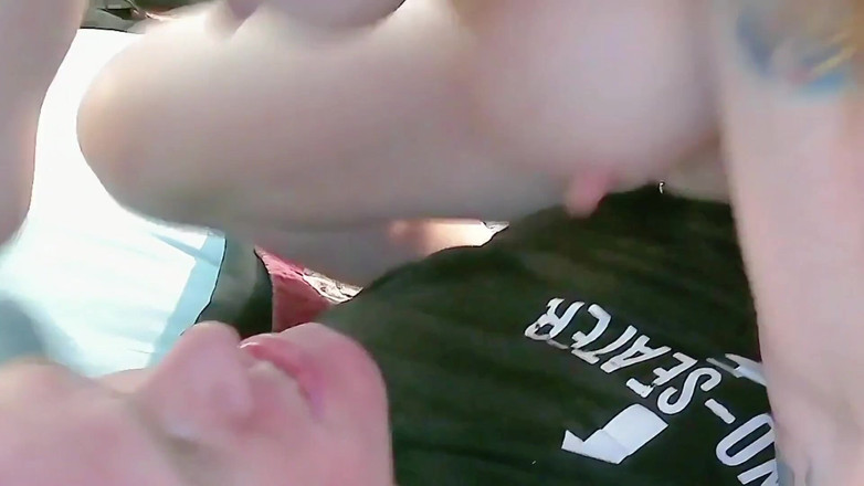 Zoey Portland: Milf chupa la polla de su marido después de un...