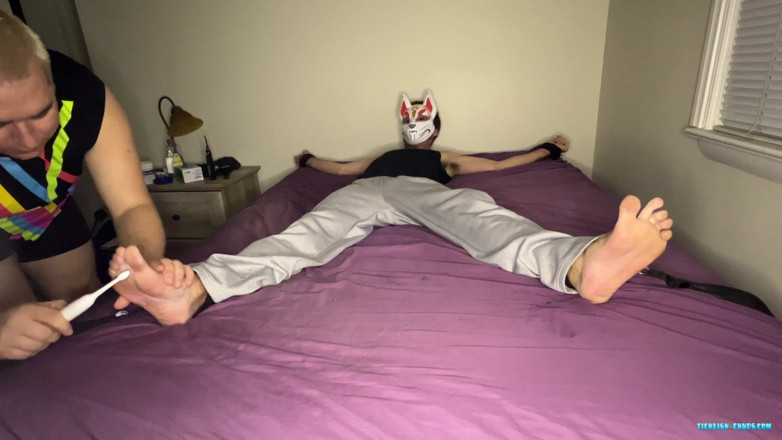 Ticklish Chubs: Foxy Sox ko jarsi men gudgudi