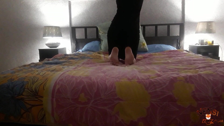 Nensi Fox: La mora sexy si masturba la figa e ottiene un...