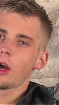 Surový nesestříhaný chlapec v akci